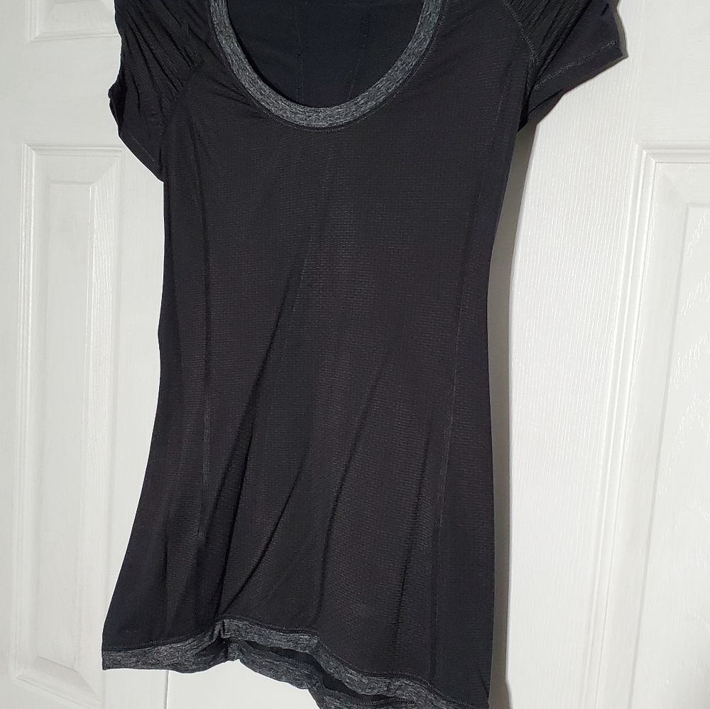 Lululemon scoop neck tee with back pocket sz 2